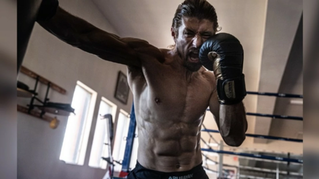 Rutina de entrenamiento en el campo de combate con equipamiento mínimo