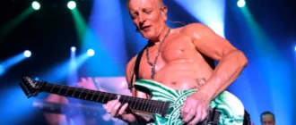 Phil Collen, guitarrista de Def Leppard, se entrena en un hotel