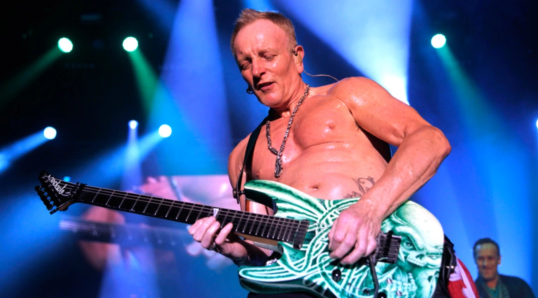 Phil Collen, guitarrista de Def Leppard, se entrena en un hotel