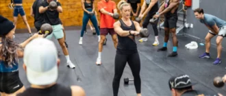 ' La entrenadora Sarah ' está aquí para llevar tu entrenamiento con kettlebell al siguiente nivel