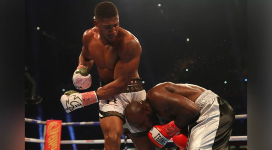 Ver: Anthony Joshua domina a Carlos Takam pese a sufrir una fractura de nariz